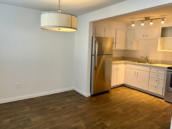 Building Photo - Spacious 2-bedroom 1.5 bath unit available in Westminster