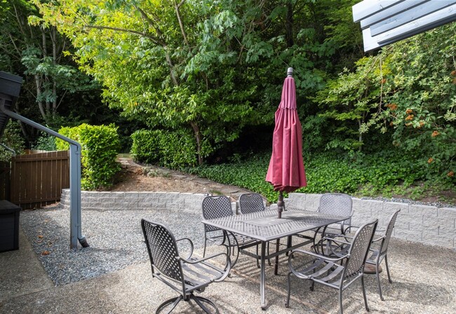 Building Photo - Elegant 4 bed home with Lake Sammamish Vie...