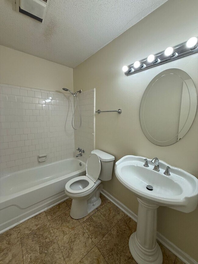 Building Photo - 3 bedroom, 2 bath House