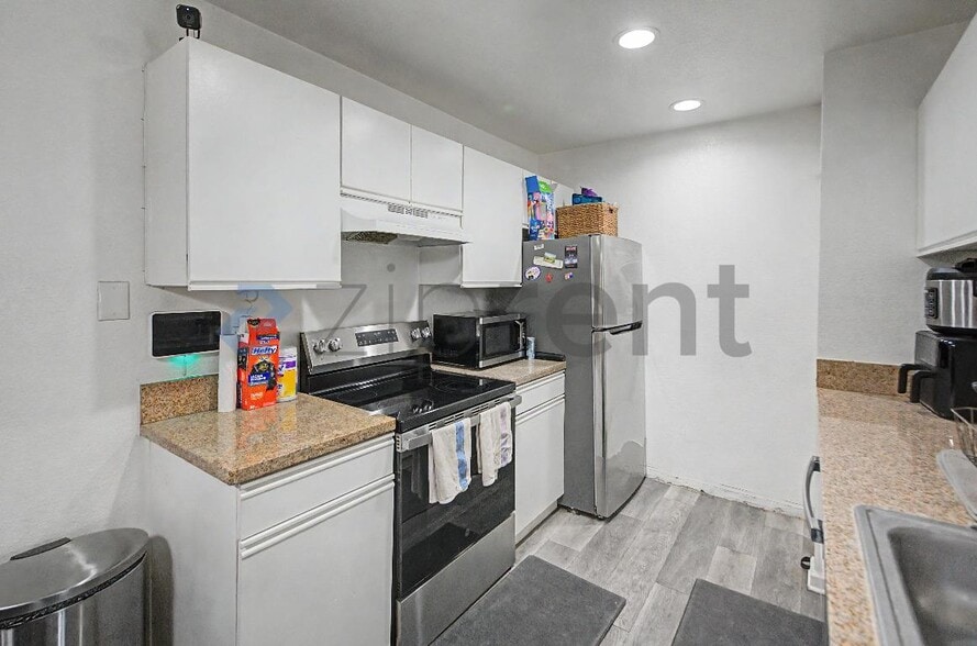 Building Photo - Unit 521