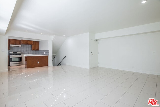 Building Photo - 148 S Reeves Dr