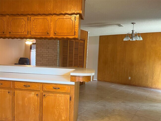 Building Photo - 401 Oakhill Dr