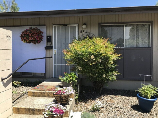 Building Photo - 873 NE Alameda Ave