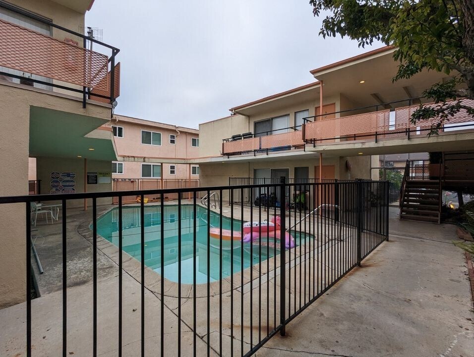 Building Photo - 6136 Fulton Ave