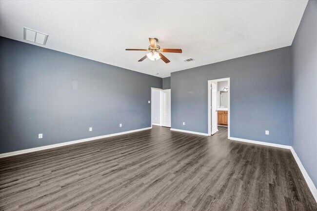 Building Photo - 701 Crestwood Ln