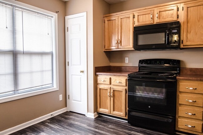 Building Photo - Pet Friendly Two Bedroom!