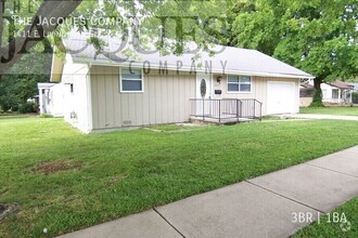 Building Photo - 3 Bedroom 1 Bath One Block from Fremont El...