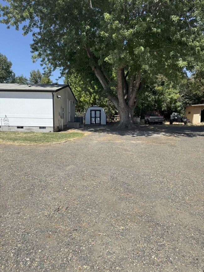 Building Photo - Large Echo home for rent