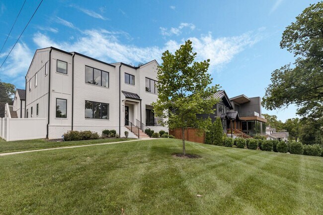 Building Photo - BEAUTIFUL CUSTOM BUILT HOME. 12 SOUTH ACRO...
