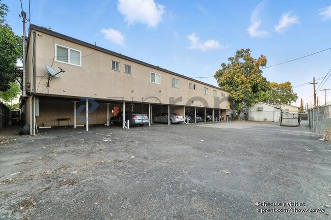 Building Photo - 132 W 18th St