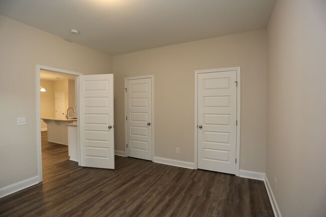 Building Photo - 4 Bedroom Brick House Available TODAY!