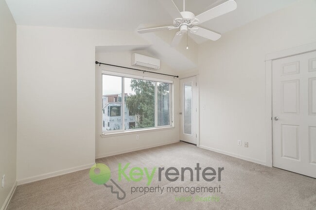 Building Photo - Stunning 3 Bed, 3.5 Bath Seattle Home with...