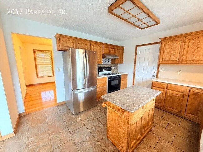 Building Photo - 2047 Parkside Dr
