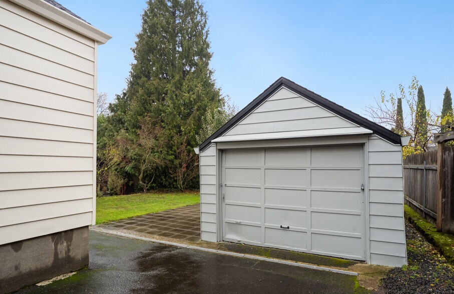 Building Photo - 2323 SE Pine St