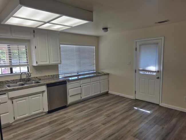 Building Photo - Move In Special $500 Off First Months Rent...