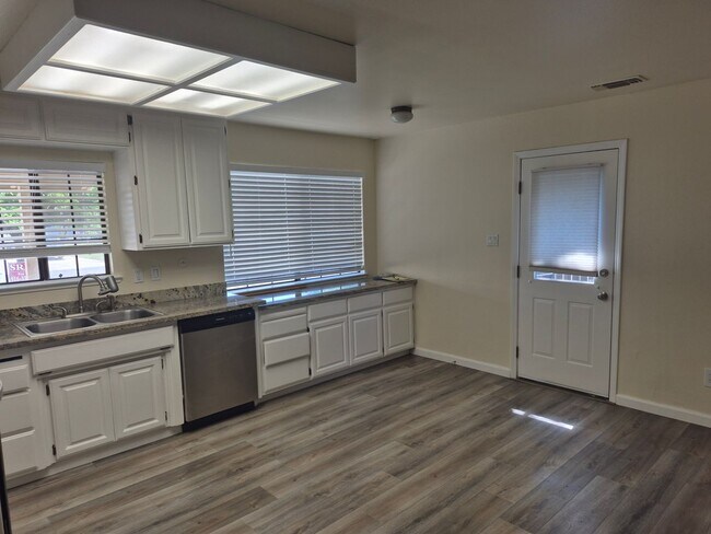 Building Photo - Remodeled 3 Bedroom 2 Bathroom Carmichael ...