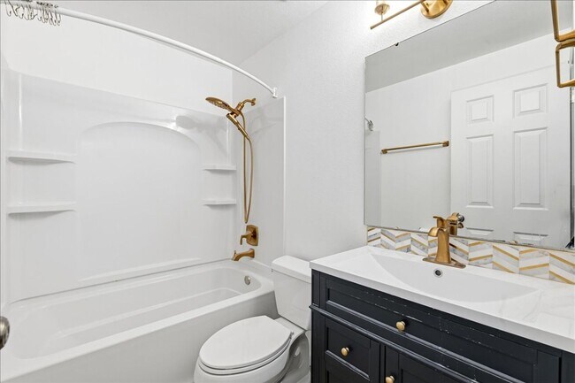Building Photo - 3 Bedroom 2.5 Bathroom Townhouse in Southeast Boise
