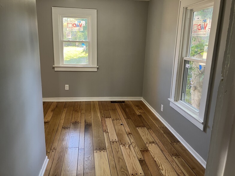 Downstairs office/bedroom - 5142 Ridge Rd