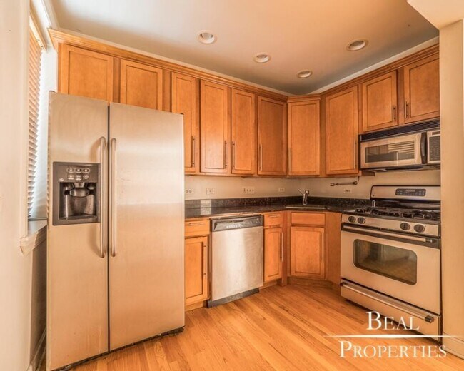 Building Photo - 2 bedroom in CHICAGO IL 60657