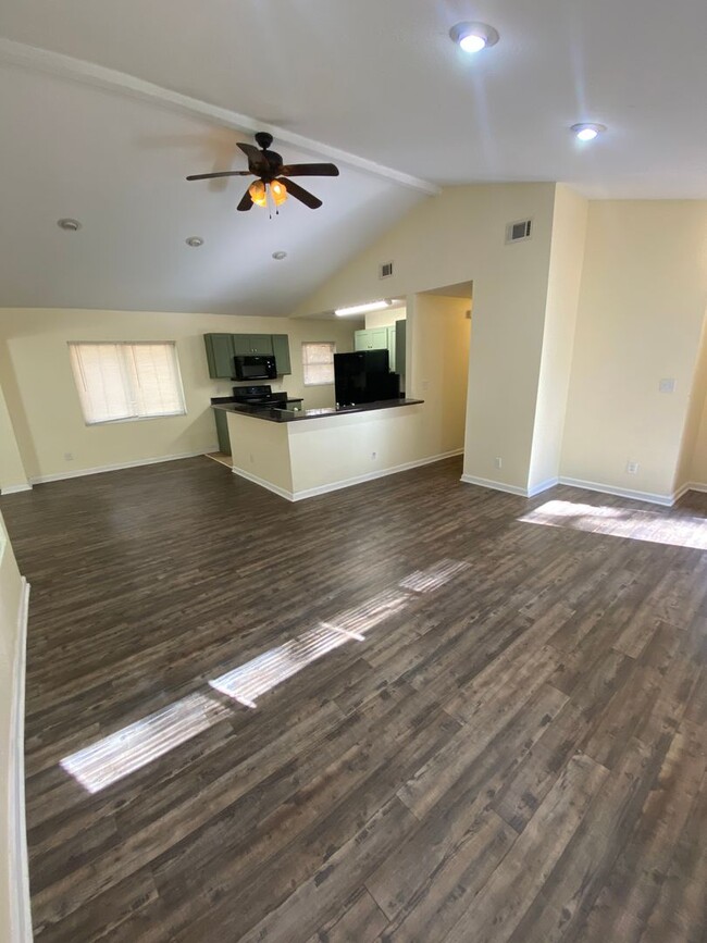 Building Photo - Stunning 3 Bedroom 2 Bathroom Single Famil...