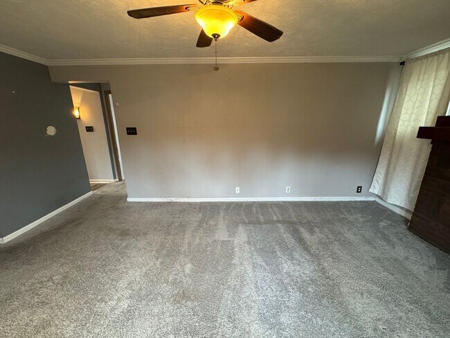 Building Photo - Spacious Private Oasis - 3 Bedroom 2 Bathr...