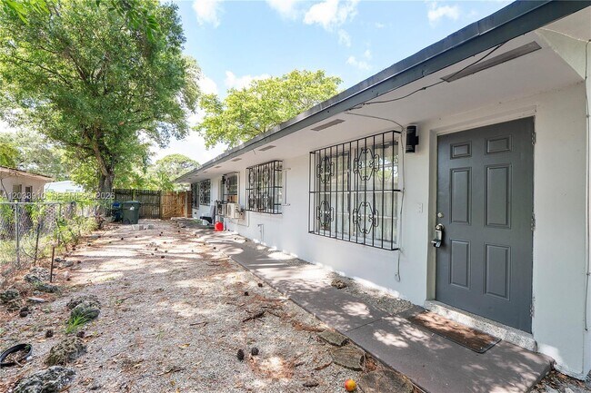 Building Photo - 1821 SW 11th Ct