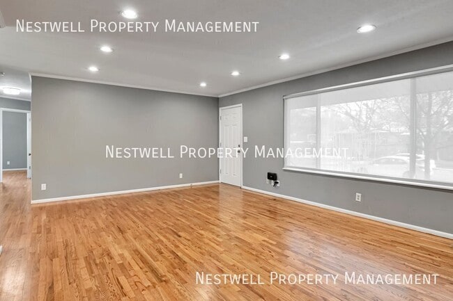 Building Photo - 1335 E Maplewood Cir
