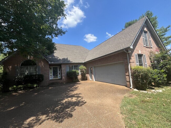Building Photo - Super spacious 5 bedroom/3.5 bath home for rent in Murfreesboro!