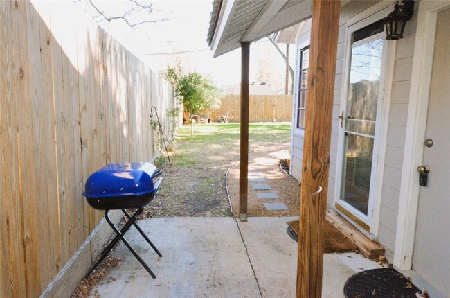 Building Photo - 1902 Coulcrest Dr