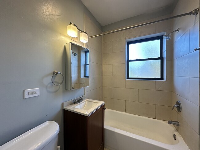 Building Photo - 4742 N Hermitage Ave