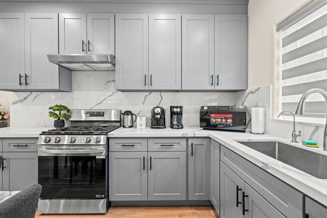 Building Photo - Stylish & Bright 2 Bed 2 Bath | Fully Furn...