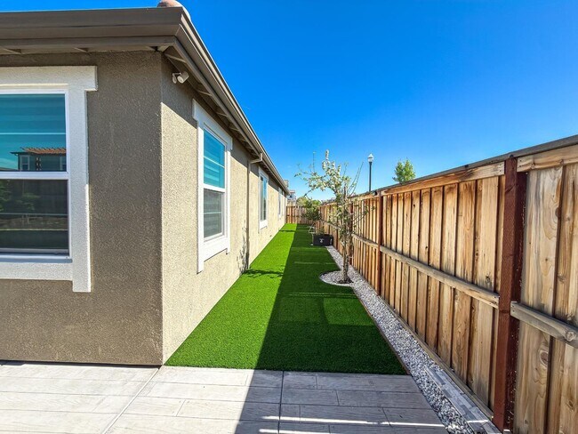 Building Photo - 2665 Luna Ave