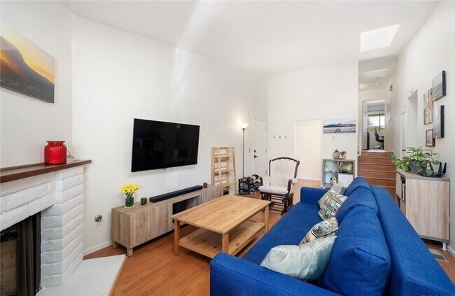 Building Photo - 2bedr 2bath Lovely light and bright condo