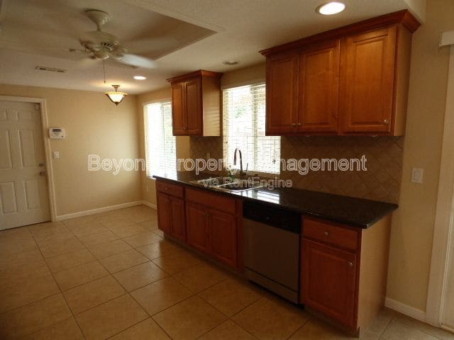 Building Photo - 521 Vicki Pl