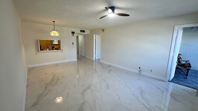 Building Photo - 330 SE 2nd St