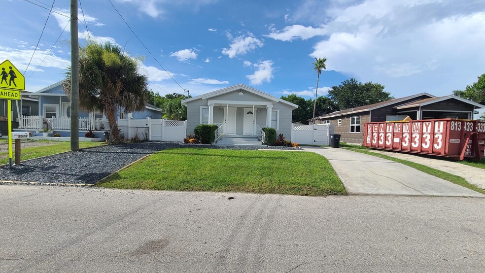 Front - 2519 W Walnut St