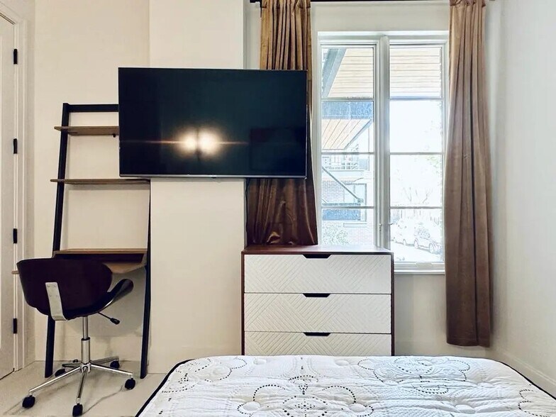 Building Photo - Furnished room/NOT APARTMENT