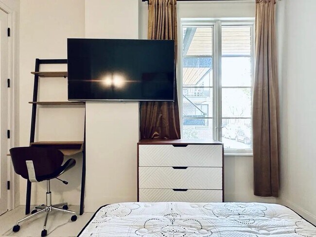 Building Photo - Furnished room/NOT APARTMENT