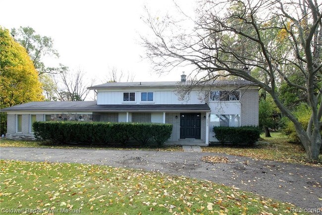 Primary Photo - 1272 E Square Lake Rd