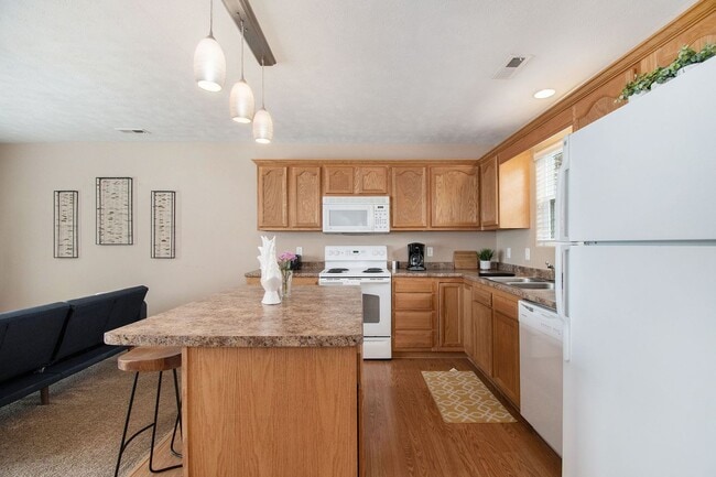 Building Photo - Clean Northwest 2 bed 2 Bath 2 Car Garage ...