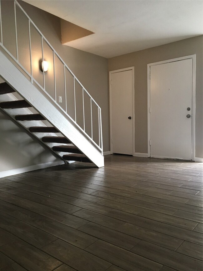 Building Photo - 5625 Antoine Dr