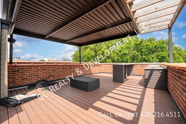 Building Photo - 2326 N Greenview Ave