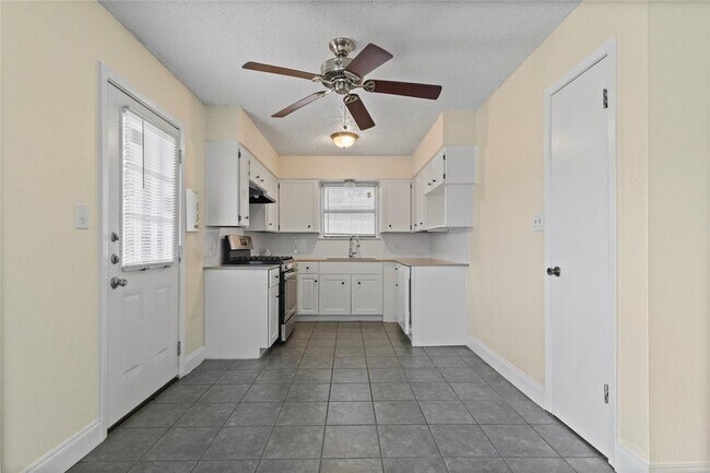 Building Photo - 601 Rucker St