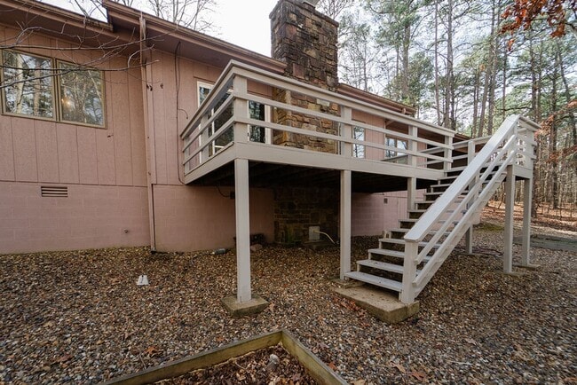 Building Photo - 2 bed, 2 bath new paint and refrigerator