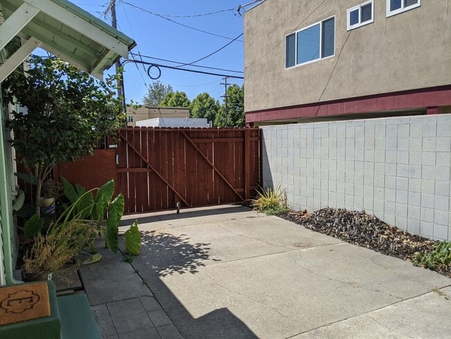 Building Photo - SAN JOSE - Craftsman style cottage with ya...