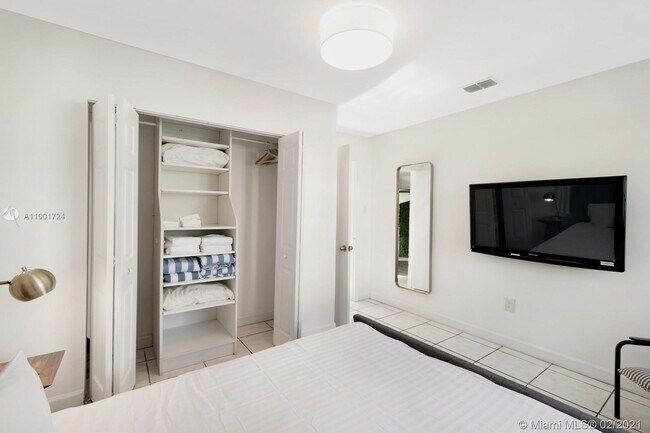 Building Photo - 5943 Biscayne Blvd