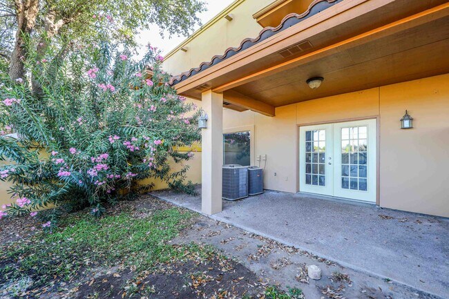 Building Photo - 707 St James Dr