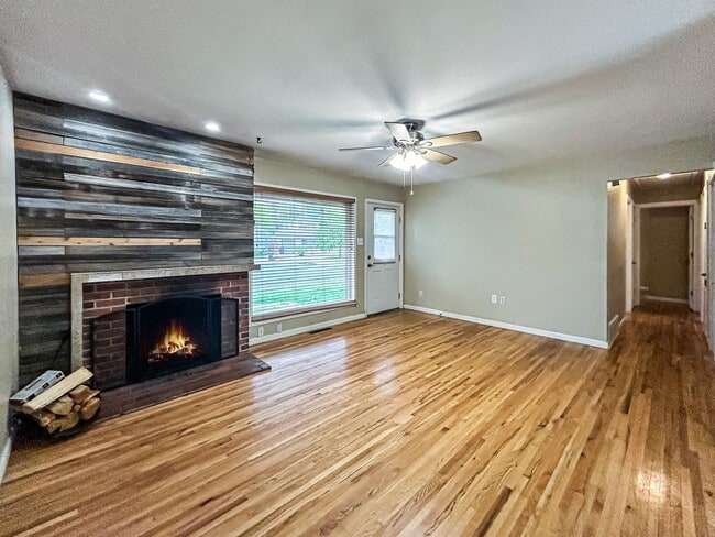 Building Photo - $0 DEPOSIT OPTION. CHARMING 3-BEDROOM HOME...