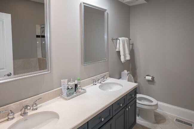 Building Photo - 3-Bed Urban Retreat with Fireplace & Granite Touches in Lincoln Park