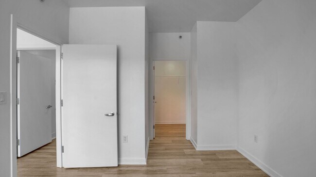 Building Photo - 250 King St